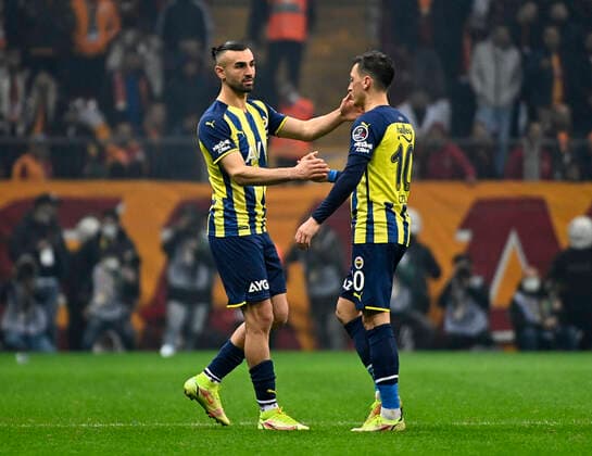 Fußball, Galatasaray Istanbul - Fenerbahce Istanbul Serdar Dursun and Mesut Ozil of Fenerbahce during the Turkish super league big derby match between Galatasaray and Fenerbahce at NEF stadium in Istanbul , Turkey on November 21, 2021. 