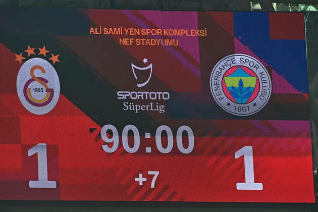 Fußball, Galatasaray Istanbul - Fenerbahce Istanbul Scoreboard during the Turkish super league big derby match between Galatasaray and Fenerbahce at NEF stadium in Istanbul , Turkey on November 21, 2021. 