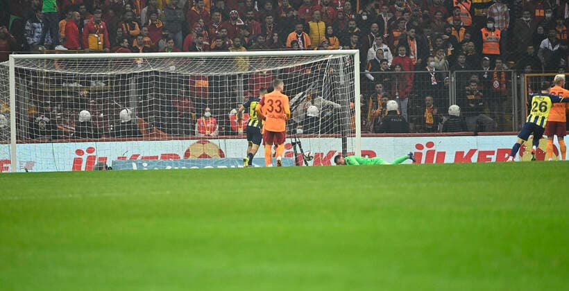 Fußball, Galatasaray Istanbul - Fenerbahce Istanbul Goalkeeper Fernando Muslera of Galatasaray during the Turkish super league big derby match between Galatasaray and Fenerbahce at NEF stadium in Istanbul , Turkey on November 21, 2021. 