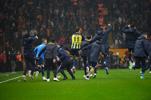 Fußball, Galatasaray Istanbul - Fenerbahce Istanbul Fenerbahce players celebrates for Miguel Crespo s goal during the Turkish super league big derby match between Galatasaray and Fenerbahce at NEF stadium in Istanbul , Turkey on November 21, 2021. 