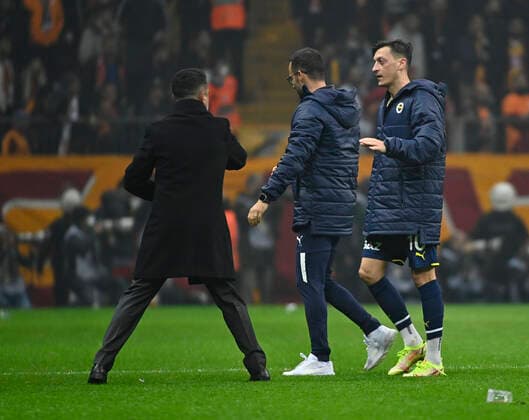 Fußball, Galatasaray Istanbul - Fenerbahce Istanbul Mesut Ozil of Fenerbahce during the Turkish super league big derby match between Galatasaray and Fenerbahce at NEF stadium in Istanbul , Turkey on November 21, 2021. 