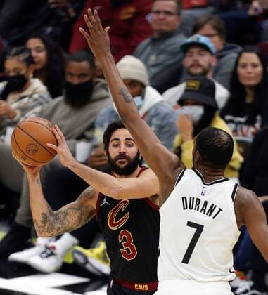 Cleveland Cavaliers guard Ricky Rubio (L) of Spain is defended by Kevin DurantÊ(R) of the Brooklyn Nets during the first half of the NBA, Basketball Herren, USA game between the Cleveland Cavaliers and the Brooklyn Nets at Rocket Mortgage Fieldhouse in Cleveland, Ohio, USA, 22 November 2021. Brooklyn Nets at Cleveland Cavaliers !ACHTUNG: NUR REDAKTIONELLE NUTZUNG!  Copyright: xDAVIDxMAXWELLx AME9681 20211123-926f47892395e64cf4b35336e082b80160da6b55