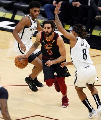 Cleveland Cavaliers guard Ricky Rubio (C) of Spain drives between Cameron Thomas (L) of the Brooklyn Nets and Brooklyn Nets guard Patty Mills (R) of Australia during the first half of the NBA, Basketball Herren, USA game between the Cleveland Cavaliers and the Brooklyn Nets at Rocket Mortgage Fieldhouse in Cleveland, Ohio, USA, 22 November 2021. Brooklyn Nets at Cleveland Cavaliers !ACHTUNG: NUR REDAKTIONELLE NUTZUNG!  Copyright: xDAVIDxMAXWELLx AME9674 20211123-a579bf308cd24df2084f8c29c5624c78c9f6ac57