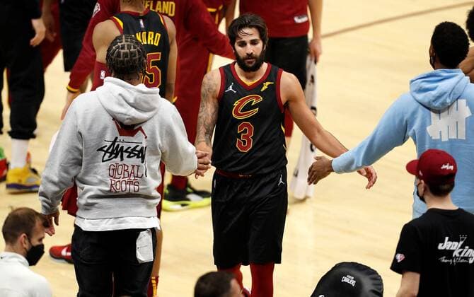 Cleveland Cavaliers guard Ricky Rubio (C) of Spain is met by teammates as he walks to the bench during the second half of the NBA, Basketball Herren, USA game between the Cleveland Cavaliers and the Brooklyn Nets at Rocket Mortgage Fieldhouse in Cleveland, Ohio, USA, 22 November 2021. Brooklyn Nets at Cleveland Cavaliers !ACHTUNG: NUR REDAKTIONELLE NUTZUNG!  Copyright: xDAVIDxMAXWELLx AME9708 20211123-a1018f5cc5ce661015c21617232a730dee2b4adb