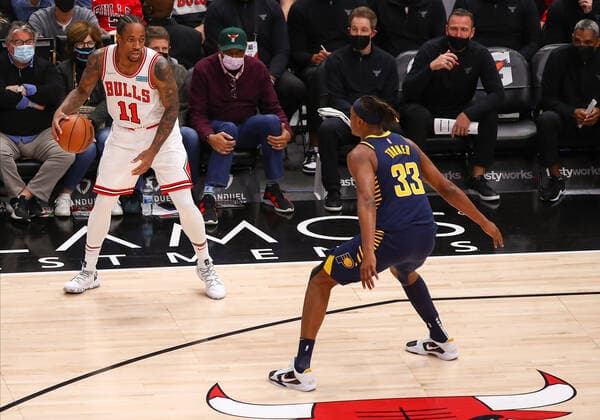 CHICAGO, IL - NOVEMBER 22: Chicago Bulls Forward DeMar DeRozan (11) dribbles the ball during a NBA, Basketball Herren, USA game between the Indiana Pacers and the Chicago Bulls on November 22, 2021 at the United Center in Chicago, IL. (Photo by Melissa Tamez Icon Sportswire) NBA: NOV 22 Pacers at Bulls Icon211122011