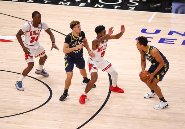 CHICAGO, IL - NOVEMBER 22: Indiana Pacers Guard Malcolm Brogdon (7) is guarded by Chicago Bulls Guard Coby White (0) during a NBA, Basketball Herren, USA game between the Indiana Pacers and the Chicago Bulls on November 22, 2021 at the United Center in Chicago, IL. (Photo by Melissa Tamez Icon Sportswire) NBA: NOV 22 Pacers at Bulls Icon211122012