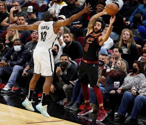 Cleveland Cavaliers guard Ricky Rubio (R) of Spain inbounds the ball against James HardenÊ(L) of the Brooklyn Nets during the second half of the NBA, Basketball Herren, USA game between the Cleveland Cavaliers and the Brooklyn Nets at Rocket Mortgage Fieldhouse in Cleveland, Ohio, USA, 22 November 2021. Brooklyn Nets at Cleveland Cavaliers !ACHTUNG: NUR REDAKTIONELLE NUTZUNG!  Copyright: xDAVIDxMAXWELLx AME9724 20211123-3ad4193dbba81fefb39943f92f24ede241f87d7d