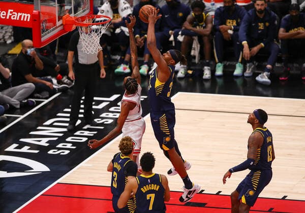 CHICAGO, IL - NOVEMBER 22: Indiana Pacers Center Myles Turner (33) grabs a rebound during a NBA, Basketball Herren, USA game between the Indiana Pacers and the Chicago Bulls on November 22, 2021 at the United Center in Chicago, IL. (Photo by Melissa Tamez Icon Sportswire) NBA: NOV 22 Pacers at Bulls Icon211122019