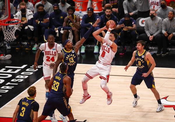 CHICAGO, IL - NOVEMBER 22: Chicago Bulls Guard Zach LaVine (8) shoots a fade away during a NBA, Basketball Herren, USA game between the Indiana Pacers and the Chicago Bulls on November 22, 2021 at the United Center in Chicago, IL. (Photo by Melissa Tamez Icon Sportswire) NBA: NOV 22 Pacers at Bulls Icon211122022