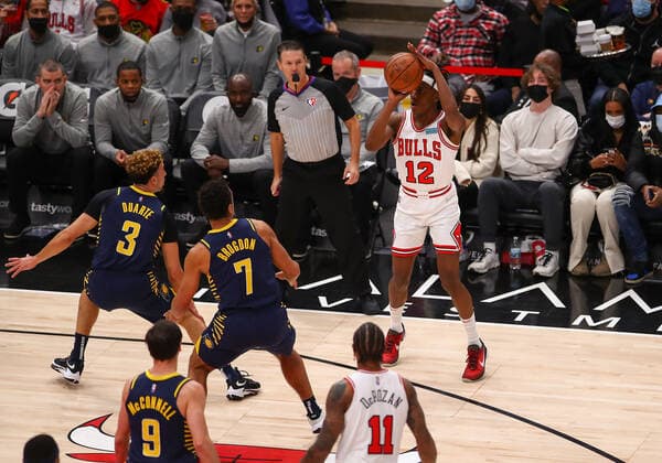 CHICAGO, IL - NOVEMBER 22: Chicago Bulls Guard Ayo Dosunmu (12) makes three point basket during a NBA, Basketball Herren, USA game between the Indiana Pacers and the Chicago Bulls on November 22, 2021 at the United Center in Chicago, IL. (Photo by Melissa Tamez Icon Sportswire) NBA: NOV 22 Pacers at Bulls Icon211122025