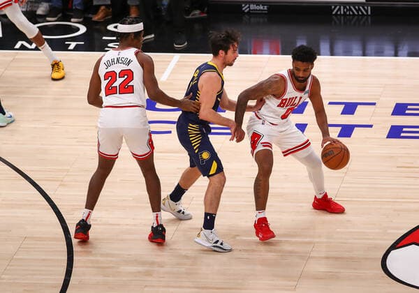 CHICAGO, IL - NOVEMBER 22: Indiana Pacers Guard T.J. McConnell (9) guards Chicago Bulls Guard Coby White (0) during a NBA, Basketball Herren, USA game between the Indiana Pacers and the Chicago Bulls on November 22, 2021 at the United Center in Chicago, IL. (Photo by Melissa Tamez Icon Sportswire) NBA: NOV 22 Pacers at Bulls Icon211122031