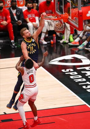 CHICAGO, IL - NOVEMBER 22: Indiana Pacers Forward Domantas Sabonis (11) slam dunks was the ball during a NBA, Basketball Herren, USA game between the Indiana Pacers and the Chicago Bulls on November 22, 2021 at the United Center in Chicago, IL. (Photo by Melissa Tamez Icon Sportswire) NBA: NOV 22 Pacers at Bulls Icon211122034
