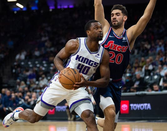 November 22, 2021, Sacramento, CA, USA: Sacramento Kings forward Harrison Barnes (40) drives to the basket against Philadelphia 76ers forward Georges Niang (20) during a game at the Golden 1 Center on Monday, November 22, 2021, in Sacramento. Sacramento USA - ZUMAj89_ 0142636198st Copyright: xPaulxKitagakixJr.x