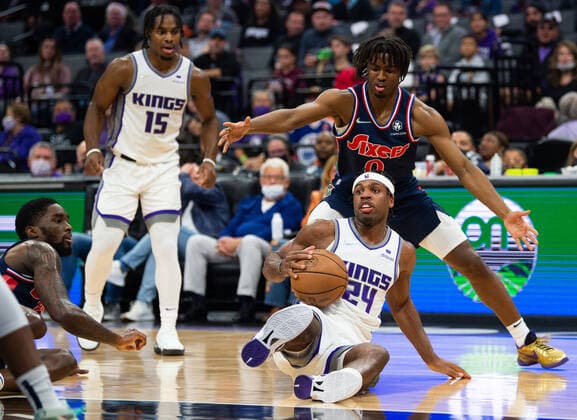 November 22, 2021, Sacramento, CA, USA: Sacramento Kings guard Buddy Hield (24) recovers loose ball in front of Philadelphia 76ers guard Tyrese Maxey (0) during a game at the Golden 1 Center on Monday, November 22, 2021, in Sacramento. Sacramento USA - ZUMAj89_ 0142636245st Copyright: xPaulxKitagakixJr.x