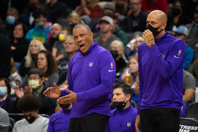 November 22, 2021, Sacramento, CA, USA: Sacramento Kings interim head coach Alvin Gentry and Asst coach Doug Christie react during a game at the Golden 1 Center on Monday, November 22, 2021, in Sacramento. Sacramento USA - ZUMAj89_ 0142636406st Copyright: xPaulxKitagakixJr.x