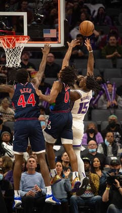 November 22, 2021, Sacramento, CA, USA: Sacramento Kings guard Davion Mitchell (15) scores a basket at the buzzer defended by Philadelphia 76ers guard Tyrese Maxey (0) and Philadelphia 76ers forward Paul Reed (44) during a game at the Golden 1 Center on Monday, November 22, 2021, in Sacramento. Sacramento USA - ZUMAj89_ 0142636413st Copyright: xPaulxKitagakixJr.x
