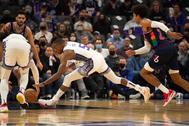 November 22, 2021, Sacramento, CA, USA: Sacramento Kings guard De Aaron Fox (5) chases a loose ball during a game at the Golden 1 Center on Monday, November 22, 2021, in Sacramento. Sacramento USA - ZUMAj89_ 0142636415st Copyright: xPaulxKitagakixJr.x