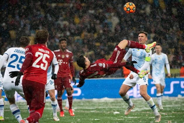 Bilder des Jahres 2021, Sport 11 November Sport Themen der Woche KW47 Sport Bilder des Tages Robert Lewandowski (FC Bayern Muenchen 9) trifft das Tor zum 1:0 per Fallrueckzieher, UKR, Dynamo Kiew vs. FC Bayern Muenchen, Fussball, Uefa Champions League, Gruppe E, 5. Spieltag, 23.11.2021, Spielzeit 2021 2022 DFB REGULATIONS PROHIBIT ANY USE OF PHOTOGRAPHS AS IMAGE SEQUENCES AND OR QUASI-VIDEO UKR, Dynamo Kiew vs. FC Bayern Muenchen, Fussball, Uefa Champions League, Gruppe E, 23.11.2021, Spielzeit 2021 2022 Kiew *** Robert Lewandowski FC Bayern Muenchen 9 scores the goal to make it 1 0 via bicycle kick, UKR, Dynamo Kiev vs FC Bayern Muenchen, Football, Uefa Champions League, Group E, Matchday 5, 23 11 2021, Spielzeit 2021 2022 DFB REGULATIONS PROHIBIT ANY USE OF PHOTOGRAPHS AS IMAGE SEQUENCES AND OR QUASI VIDEO UKR, Dynamo Kiev vs FC Bayern Muenchen, Football, Uefa Champions League, Group E, 23 11 2021, Spielzeit 2021 2022 Kiev Copyright: xEIBNERx EP_MMR