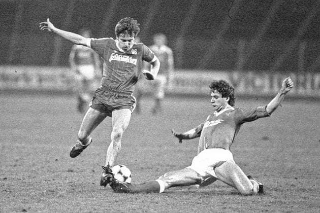 Aus 2. BL Saison 1984 1985 Hannover 96 gegen Rot-Weiss Oberhausen (RWO) weisse Hosen 5:3 am 03.04.1985 im Niedersachsenstadion. Im Foto: Han96 Spieler ist Michael Gue li. *** From 2 BL season 1984 1985 Hannover 96 against Rot Weiss Oberhausen RWO white pants 5 3 on 03 04 1985 in the Niedersachsenstadion In the photo Han96 player is Michael Gue li