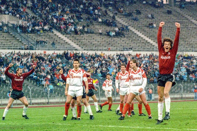 Aus 2. BL in der Saison 19891990 Hannover 96 (Rot) gegen Rot-Weiss Essen 4:1 am 18.11.1989 im Niedersachsenstadion. Im Foto: Han96 Spieler Michael Köpper (vorn) - bejubelt sein Tor zum 3:0 -li. Roman Wojcicki von Han96. *** From 2 BL in the season 19891990 Hannover 96 red against Rot Weiss Essen 4 1 on 18 11 1989 in the Niedersachsenstadion In the photo Han96 player Michael Köpper in front celebrates his goal to 3 0 li Roman Wojcicki of Han96