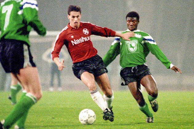 Aus 2. BL in der Saison 19901991 Hannover 96 (Rot) gegen Preuâˆöüen MâˆöÂºnster 3:1 am 09.11.1990 im Niedersachsenstadion. Im Foto: Am Ball Han96 Spieler Axel Sundermann gegen Henry Acquah *** From 2 BL in the season 19901991 Hannover 96 red against Preuâˆöüen MâˆöÂºnster 3 1 on 09 11 1990 in the Niedersachsenstadion In the photo On the ball Han96 player Axel Sundermann against Henry Acquah.