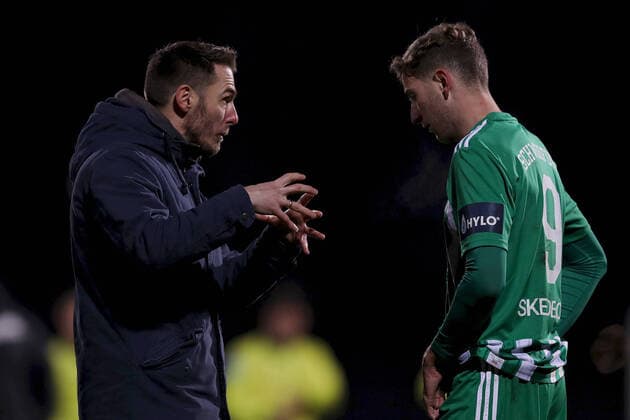 Regionalliga Bayern 1 FC Schweinfurt 05 SpVgg Greuther Fuerth II 23 11 2021 Coaching after the whistle Tobias Strobl head coach, 1 FC Schweinfurt 05 and Meris Skenderovic 9, 1 FC Schweinfurt 05 , Regionalliga Bayern, 1 FC Schweinfurt 05 SpVgg Greuther Fuerth II, 23 11 2021, Schweinfurt, Willy Sachs Stadion Copyright: xBEAUTIFULxSPORTS JulienxChristx