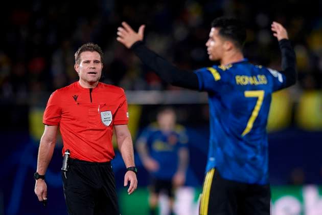 Villarreal CF v Manchester United, ManU Group F - UEFA Champions League Cristiano Ronaldo of Manchester United protest to referee Felix Brych during the UEFA Champions League group F match between Villarreal CF and Manchester United at Estadio de la Ceramica on November 23, 2021 in Villarreal, Spain. Villarreal Castellon Spain  Copyright: xJosexBretonx breton-villarre211123_nphgA