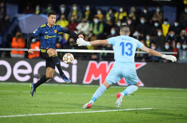 Partido de la Liga de Campeones entre el Villarreal y el Manchester United, ManU En la imagen, Cristiano Ronaldo logra su gol. Champions League match between Villarreal and Manchester United. In this picture, Cristiano Ronaldo scores his goal. 