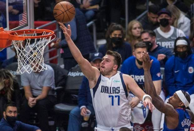 Sport Bilder des Tages November 23, 2021, Los Angeles, California, USA: Luka Doncic 77 of the Dallas Mavericks puts up a layup during their NBA, Basketball Herren, USA game with the Los Angeles Clippers on Tuesday November 23, 2021 at the Staples Center in Los Angeles, California. PI Los Angeles USA - ZUMAp124 20211123_zaa_p124_011 Copyright: xJAVIERxROJASx