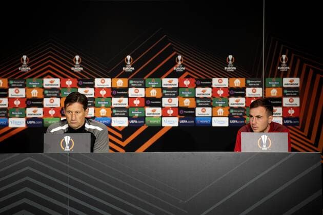 EINDHOVEN Roger Schmidt and Mario Gotze of PSV during the press conference in the run up to the UEFA Europa League group match against Sturm Graz ANP OLAF KRAAK UEFA Europa League 2021 2022 xVIxANPxSportx xxANPxIVx 441109306