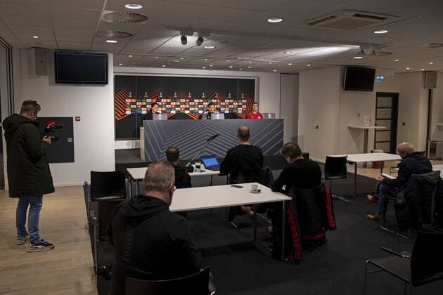EINDHOVEN Roger Schmidt and Mario Gotze of PSV during the press conference in the run up to the UEFA Europa League group match against Sturm Graz ANP OLAF KRAAK UEFA Europa League 2021 2022 xVIxANPxSportx xxANPxIVx 441109521