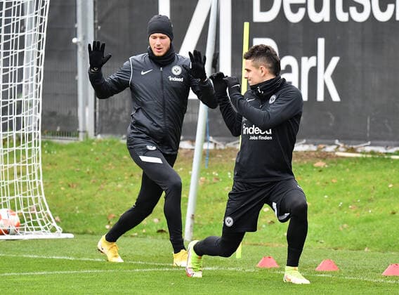 24 11 2021, xjhx, football UEFA Europa League, Eintracht Frankfurt training and press conference emspor, v l Erik Durm Eintracht Frankfurt , Rafael Borre, Rafael Santos Borre Maury Eintracht Frankfurt DFL DFB REGULATIONS PROHIBIT ANY USE OF PHOTOGRAPHS as IMAGE SEQUENCES and or QUASI VIDEO Frankfurt am Main