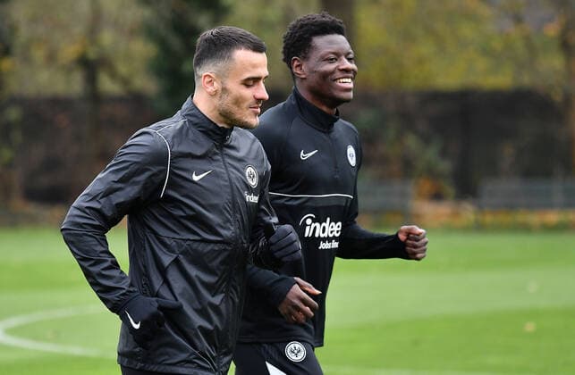 24 11 2021, xjhx, football UEFA Europa League, Eintracht Frankfurt training and press conference emspor, v l Filip Kostic Eintracht Frankfurt , Ragnar Ache Eintracht Frankfurt DFL DFB REGULATES PROHIBIT ANY USE OF PHOTOGRAPHS as IMAGE SEQUENCES and or QUASI VIDEO Frankfurt am Main