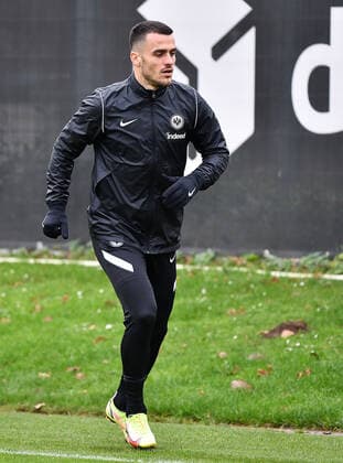 24 11 2021, xjhx, football UEFA Europa League, Eintracht Frankfurt training and press conference emspor, v l Filip Kostic Eintracht Frankfurt DFL DFB REGULATIONS PROHIBIT ANY USE OF PHOTOGRAPHS as IMAGE SEQUENCES and or QUASI VIDEO Frankfurt am Main