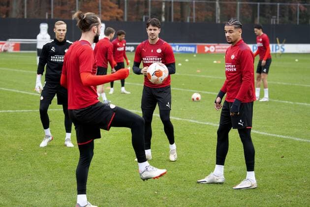 EINDHOVEN Davy Propper, Marco van Ginkel, Armando Obispo of PSV during the training session in the run up to the UEFA Europa League group match against Sturm Graz ANP OLAF KRAAK UEFA Europa League 2021 2022 xVIxANPxSportx xxANPxIVx 441114381