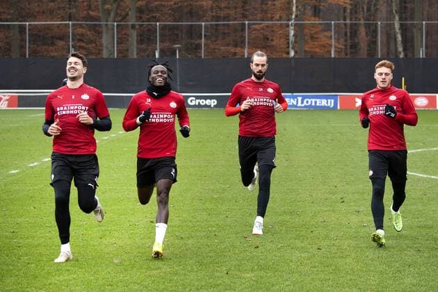 EINDHOVEN Marco van Ginkel, Bruma, Davy proppen, Yorbe Vertessen of PSV during training in the run up to the UEFA Europa League group match against Sturm Graz ANP OLAF KRAAK UEFA Europa League 2021 2022 xVIxANPxSportx xxANPxIVx 441114501