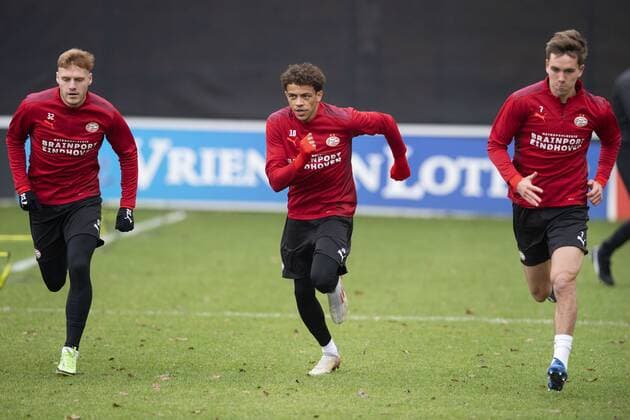 EINDHOVEN Yorbe Vertessen, Jeremy Antonisse, Dennis Vos of PSV during the training in the run up to the group match in the UEFA Europa League against Sturm Graz ANP OLAF KRAAK UEFA Europa League 2021 2022 xVIxANPxSportx xxANPxIVx 441115153