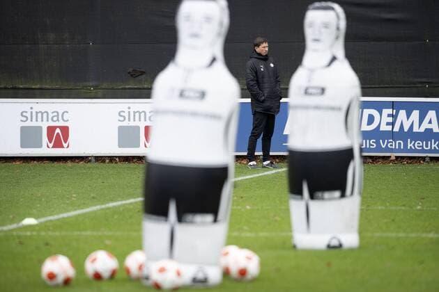 EINDHOVEN PSV coach Roger Schmidt during training in the run up to the UEFA Europa League group match against Sturm Graz ANP OLAF KRAAK UEFA Europa League 2021 2022 xVIxANPxSportx xxANPxIVx 441115266