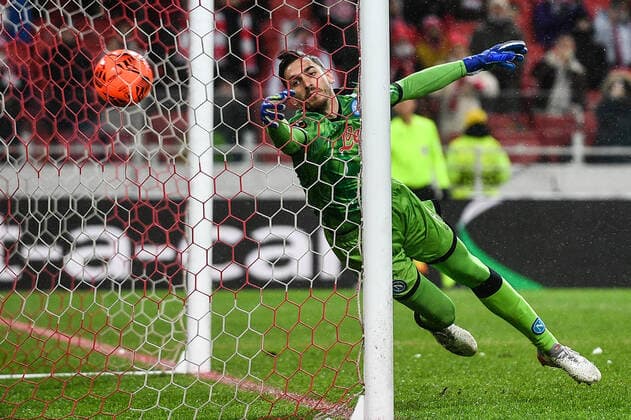 Russia Soccer Europa League Spartak - Napoli 6703532 24.11.2021 Napoli s goalkeeper Alex Meret concedes a goal during the Europa League soccer match between Spartak Moscow and Napoli Naples, in Moscow, Russia. Vladimir Astapkovich Sputnik Moscow Russia  Copyright: xVladimirxAstapkovichx