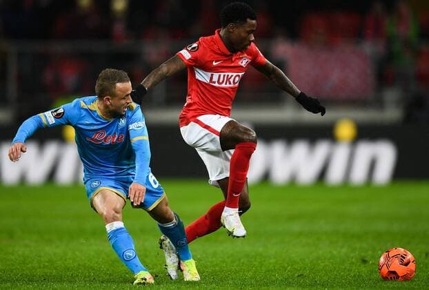 Russia Soccer Europa League Spartak - Napoli 6703535 24.11.2021 Napoli s Stanislav Lobotka and Spartaks Quincy Promes struggle for the ball during the Europa League soccer match between Spartak Moscow and Napoli Naples, in Moscow, Russia. Vladimir Astapkovich Sputnik Moscow Russia  Copyright: xVladimirxAstapkovichx