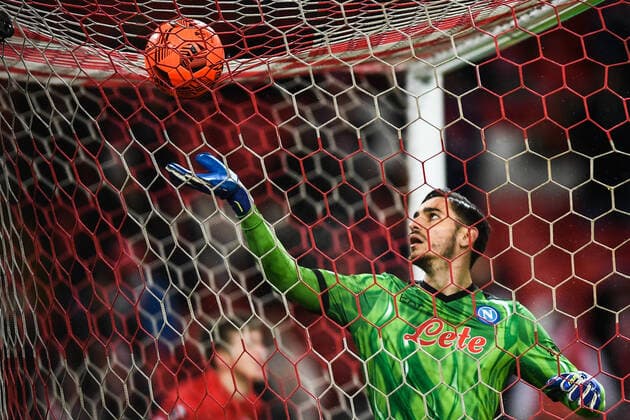 Russia Soccer Europa League Spartak - Napoli 6703545 24.11.2021 Napoli s goalkeeper Alex Meret tries to get the ball during the Europa League soccer match between Spartak Moscow and Napoli Naples, in Moscow, Russia. Vladimir Astapkovich Sputnik Moscow Russia  Copyright: xVladimirxAstapkovichx