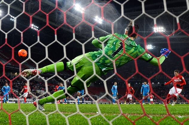 Russia Soccer Europa League Spartak - Napoli 6703651 24.11.2021 Napoli s goalkeeper Alex Meret concedes a goal during the Europa League soccer match between Spartak Moscow and Napoli Naples, in Moscow, Russia. Vladimir Astapkovich Sputnik Moscow Russia  Copyright: xVladimirxAstapkovichx