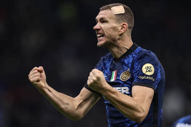 Sport Themen der Woche KW47 Sport Bilder des Tages Milano 24 11 2021 - Champions League Inter-Shakhtar Donetsk foto Image nella foto: esultanza gol Edin Dzeko 