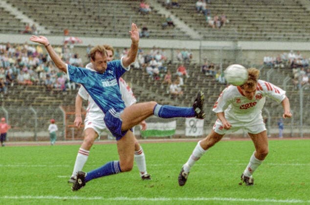 Aus 2. BL Saison 19921993 Hannover 96 (Weiâˆöü) gegen den SV Darmstadt 5:0 am 22.07.1992 im Niedersachsenstadion zu Hannover. Im Foto: Han96 Spieler Michael Koch re. macht hier per Kopfball das 2:0 gegen SV Spieler Gerhard Kleppinger. *** From 2 BL season 19921993 Hannover 96 Weiâˆöü against SV Darmstadt 5 0 on 22 07 1992 in the Niedersachsenstadion to Hannover In the photo Han96 player Michael Koch re makes here by header the 2 0 against SV player Gerhard Kleppinger