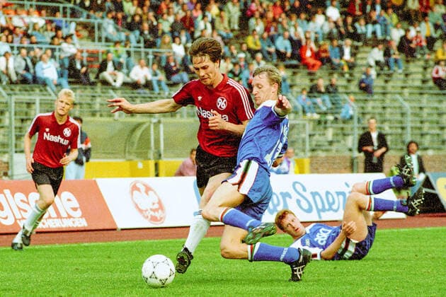 Aus 2. BL Saison 1990 1991 Hannover 96 (Rot) gegen den VfB Oldenburg (Blau) 0:0 am 09.06.1991 im Niedersachsenstadion. Im Foto: Am Ball Han96 Spieler Uwe Eckel li. gegen Carsten Linke -li. Bernd Heemsoth. *** From 2 BL season 1990 1991 Hannover 96 red against VfB Oldenburg blue 0 0 on 09 06 1991 in the Niedersachsenstadion In the photo On the ball Han96 player Uwe Eckel left against Carsten Linke left Bernd Heemsoth