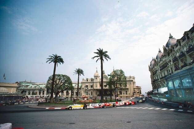 das Formel 1-Feld im G.P.Monaco 1982 vor dem Spielcasino und rechts dem Hotel Paris kuz nach dem Start ein Teil des Startfeldes hat die Kure bereits passiert, im Bild vorne liegt Alain Prost im Renault RE30B 1,5V6t gewonnen wurde das Rennen von Rene Arnoux in einem Renault RE30B 1,5V6t *** the formula 1 field in the G P Monaco 1982 in front of the casino and on the right the hotel Paris shortly after the start a part of the starting field has already passed the course, in the picture in front is Alain Prost in a Renault RE30B 1,5V6t the race was won by Rene Arnoux in a Renault RE30B 1,5V6t