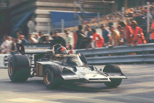 Emerson Fittipaldi driftet beim GP Monaco 1873 durch die Rechtskurve vor dem Hotel Paris runter nach Mirabeau Fittipaldi fuhr die schnellste Runde im Rennen mußte sich aber hinter dem Sieger und späteren Weltmeister 1973 Jackie Stewart geschlagen gebenes verwundert wie viele Leute ganz entspannt an der Leitplanke stehen *** Emerson Fittipaldi drifts at the GP Monaco 1873 through the right curve in front of the Hotel Paris down to Mirabeau Fittipaldi drove the fastest lap in the race but had to admit defeat behind the winner and later world champion 1973 Jackie Stewart it amazes how many people are standing relaxed at the guard rail