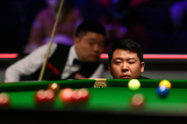 Bilder des Jahres 2021, Sport 11 November Sport Themen der Woche KW47 Sport Bilder des Tages (211125) -- YORK, Nov. 25, 2021 -- Zhang Anda (R) competes during the first round match between Ding Junhui and Zhang Anda of China at 2021 UK Snooker Championship in York, Britain on Nov. 24, 2021. ) (SP)BRITAIN-YORK-SNOOKER-UK CHAMPIONSHIP-DING JUNHUI-ZHANG ANDA PhilipxOldham 