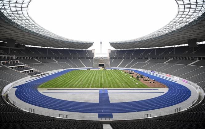 Football, Men, 2021 2022 season, 1 Bundesliga, Hertha BSC, Turf change at Berlin Olympiastadion, the last piece of turf is laid, 25 11 2021, Copyright: xSebastianxRäppold MatthiasxKochx