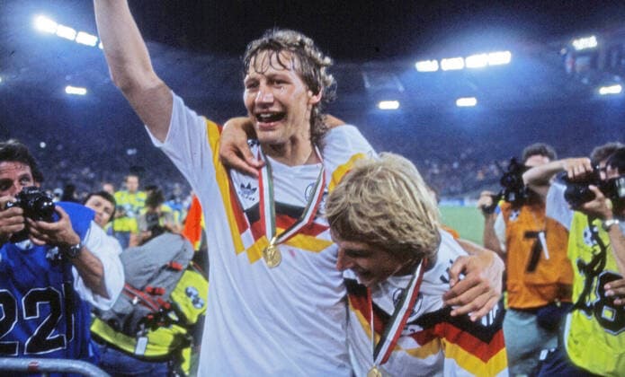 Deutschland - Argentinien Italien, Rom, 08.07.1990, Fussball, FIFA WM 1990 in Italien, Finale, DFB Deutschland - Argentinien (1:0): v.l. Guido Buchwald, Jürgen Klinsmann (beide Deutschland) feiern den Titelgewinn WM Sieg. *** Germany Argentina Italy, Rome, 08 07 1990, Football, FIFA World Cup 1990 in Italy, Final, DFB Germany Argentina 1 0 v l Guido Buchwald, Jürgen Klinsmann both Germany celebrate winning the title World Cup victory